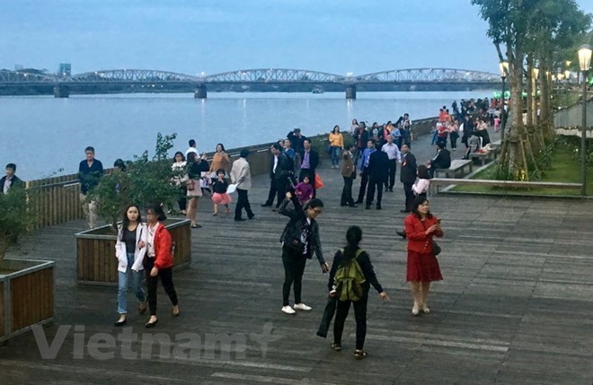 Inauguration d’un pont piétonnier le long de la rivière Huong à Hue