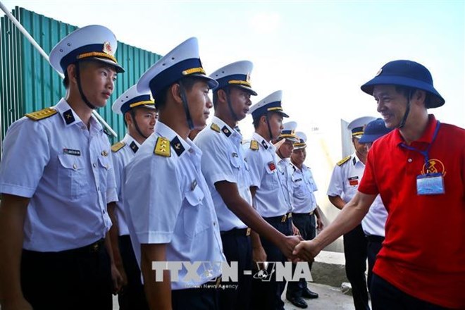 Remise de cadeaux du Têt aux habitants et aux soldats sur l île de Song Tu Tay