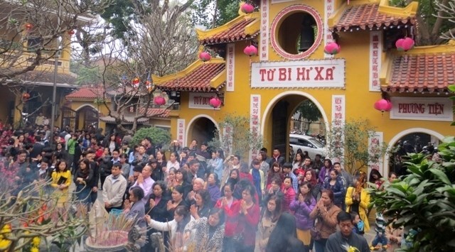 Aller à la pagode au Nouvel An lunaire - belle coutume des Vietnamiens