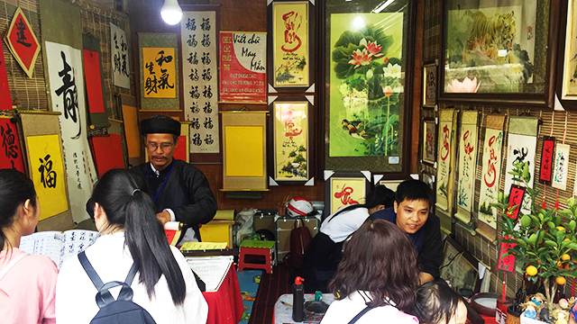 Demander une calligraphie, une coutume des Vietnamiens pendant le Têt