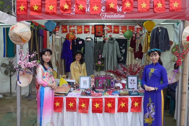 Le Vietnam présente des produits artisanaux et des vêtements traditionnels au Bangladesh