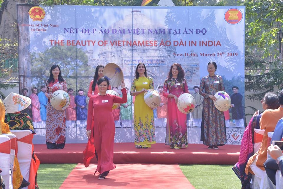Promotion de l’ao dai du Vietnam auprès des amis aséaniens et indiens