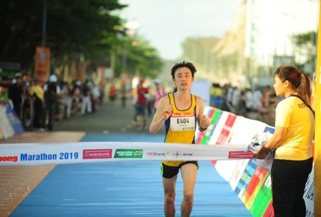 Environ 2 000 coureurs au tournoi national de Marathon du journal Tien Phong