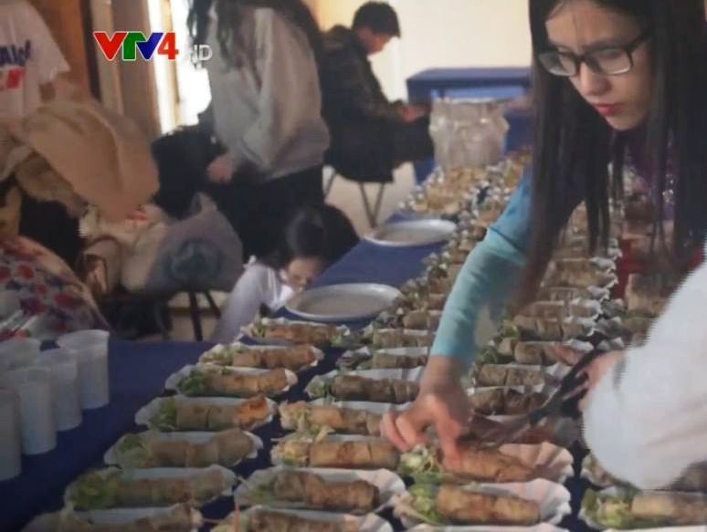 Des étudiants vietnamiens promeuvent la culture et la gastronomie vietnamiennes à Pecs