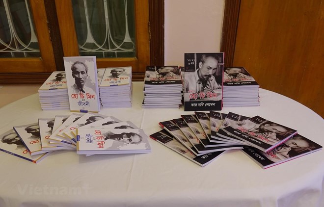 Présentation d un livre sur la biographie du Président Ho Chi Minh au Bangladesh