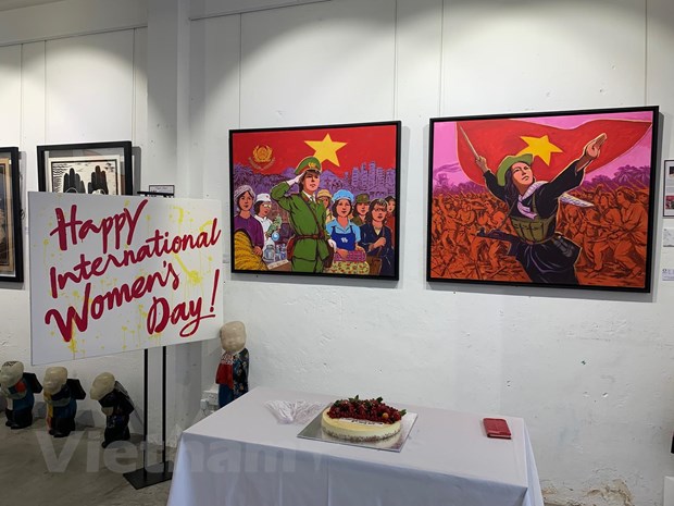 Exposition de peintures sur les femmes vietnamiennes à Singapour