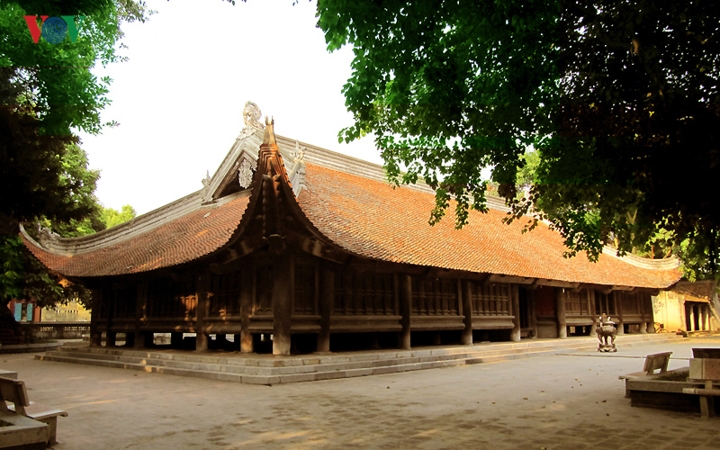 Visite de la maison commune du village de Dinh Bang
