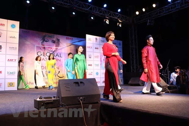 L’ao dai présenté à un événement mondial de la mode en Inde
