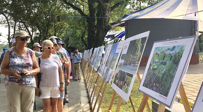 Exposition de photos «La mer et les îles de la Patrie» à Huê