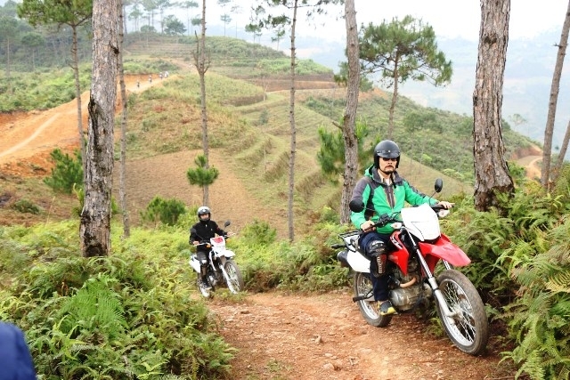 Hà Giang organise pour la première fois la course de motos et de voitures tout terrain