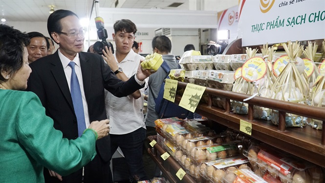 Ouverture de la foire-exposition «Honorer des marchandises vietnamiennes » à Hô Chi Minh-Ville