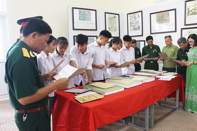 Exposition sur les archipels de Hoang Sa et Truong Sa à Hoa Binh