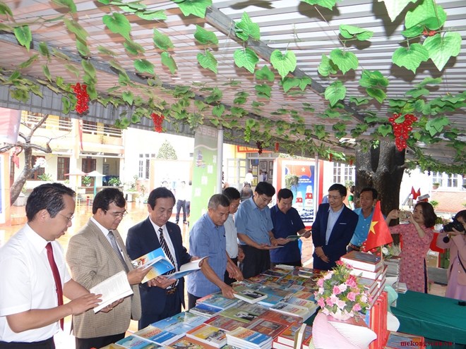 Journée du livre et exposition sur Hoang Sa et Truong Sa à Hai Duong