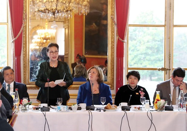 La présidente de l AN rencontre des parlementaires et représentants d entreprises françaises