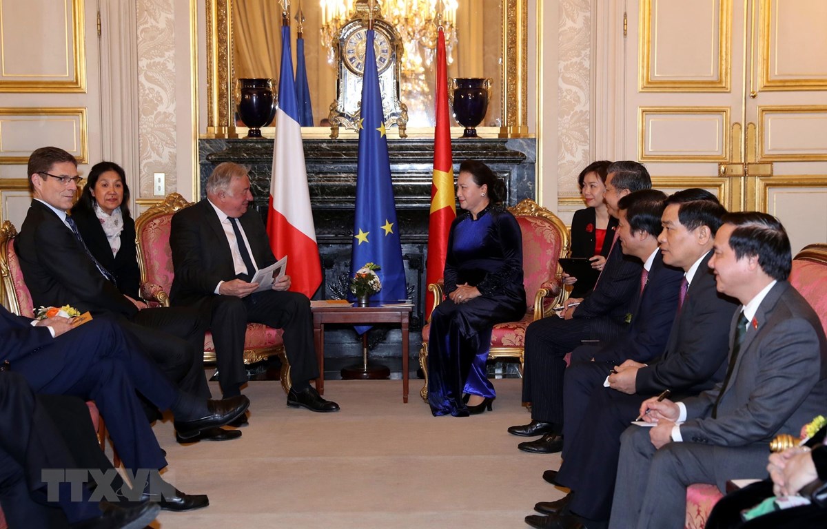 La présidente de l Assemblée nationale rencontre le président du Sénat français