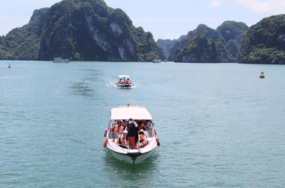 Fête des rois Hung  afflux de touristes en baie d Ha Long