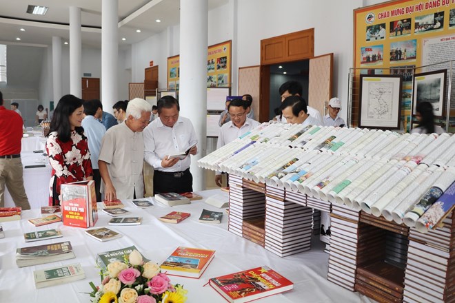 Ninh Binh Ouverture de la Journée du livre et de l exposition sur Hoàng Sa et Truong Sa