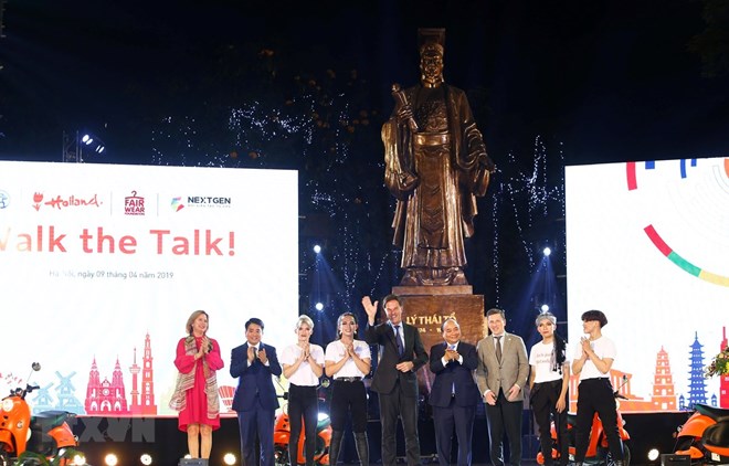 Les deux PM vietnamiens et néerlandais participent à un défilé de mode durable