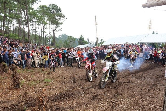 La course de motos tout-terrain à Hà Giang