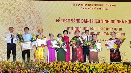 Hanoi rend hommage à de célèbres artisans du folklore