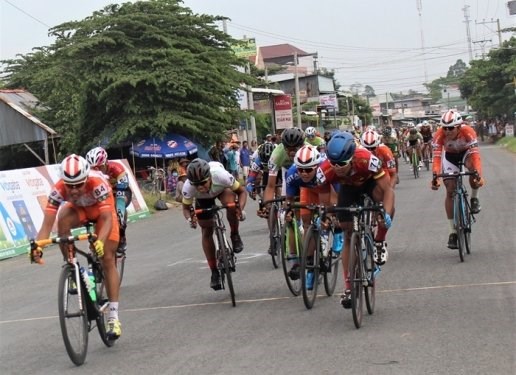 Course nationale de cyclisme vers la zone rurale un coureur japonais endosse le maillot d’or