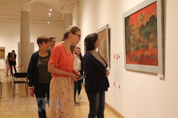 Exposition de peintures de laque poncée du Vietnam en Russie