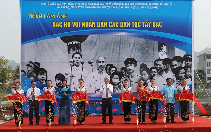 Exposition photographique L’Oncle Hô avec le peuple multiethnique du Tay Bac