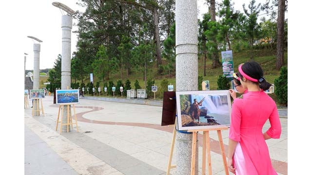 Exposition de photos sur les gens et la terre de la région côtière du Centre et du Tây Nguyên