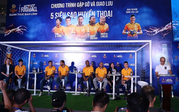 Les supporters vietnamiens rencontrent des légendes du football à HCM-V