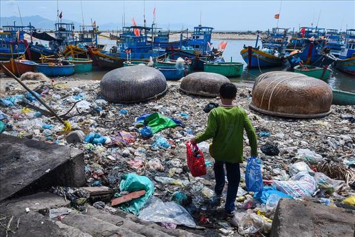 Sauvez la mer - La 1ère expo de photos sur les déchets plastiques au Vietnam