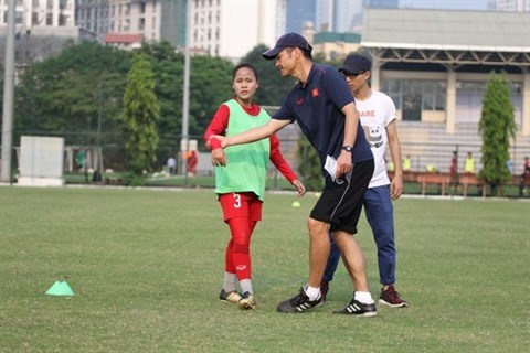 Football féminin le Japonais Akira forme des jeunes vietnamiennes