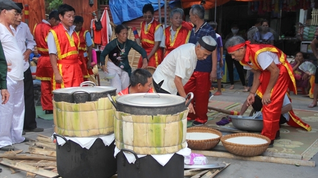 Des habitants de Thanh Hoa célèbrent joyeusement le festival de fabrication de gâteaux traditionnels