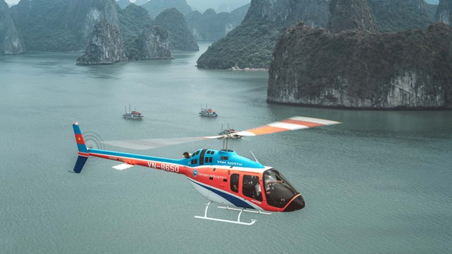 CNN Travel  Faire un vol en hélicoptère au-dessus de la baie d’Ha Long est une nouvelle expérience