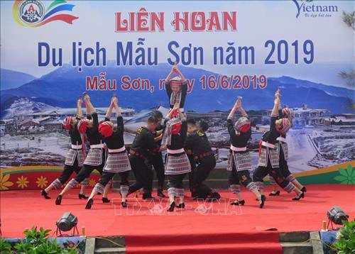 Des milliers de touristes au Festival touristique de Mau Son 2019