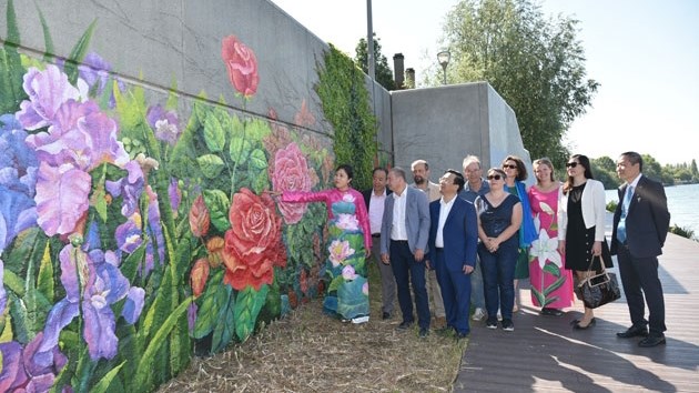 Des fleurs françaises et vietnamiennes sur le mur d une digue le long de la Seine