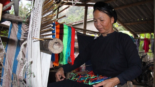 Hanoi découvrir le tissage traditionnel au Village culturel et touristique des ethnies du Vietnam