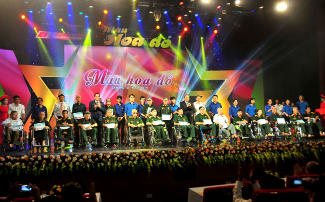 Couleur de la fleur rouge  message de gratitude aux personnes méritantes envers la Patrie