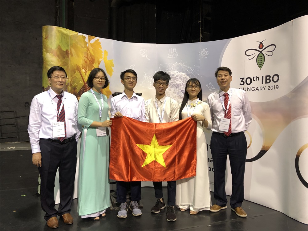 Quatre Vietnamiens médaillés aux Olympiades internationales de Biologie 2019