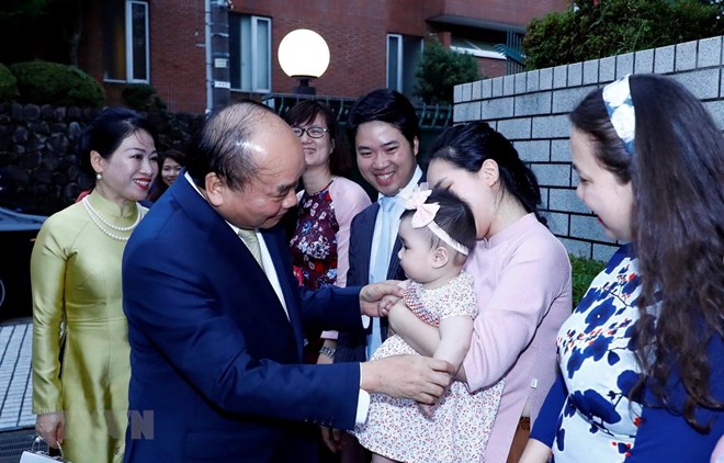 Le Premier ministre rencontre des Vietnamiens au Japon