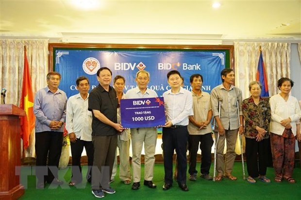 Des familles Viet kieu méritantes au Cambodge récompensées