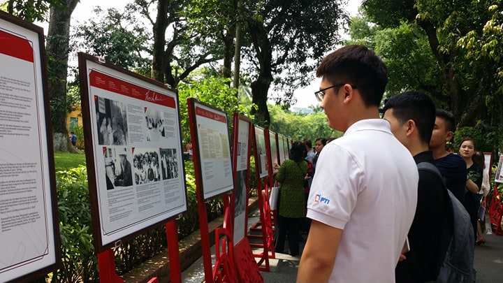 Exposition sur le Président Hô Chi Minh à travers des archives