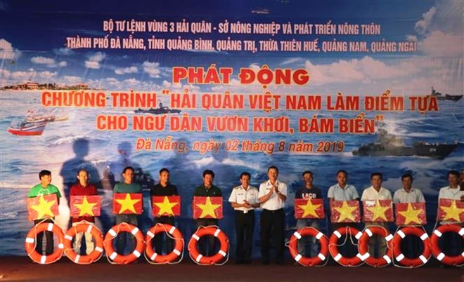 Da Nang  Lancement du programme «La Marine vietnamienne accompagne les pêcheurs au large»