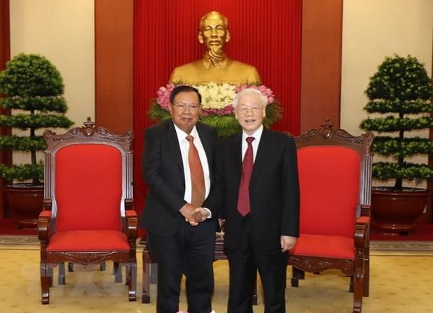 Le SG du PCV et président Nguyên Phu Trong reçoit son homologue laotien Bounhang Vorachith