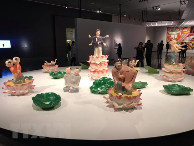 Des Vietnamiens à une exposition d art contemporain au Chili