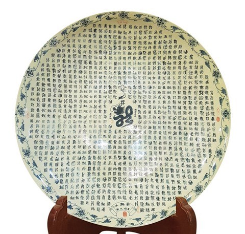 Une plaque en céramique de Chu Dâu remporte le record du monde Guinness