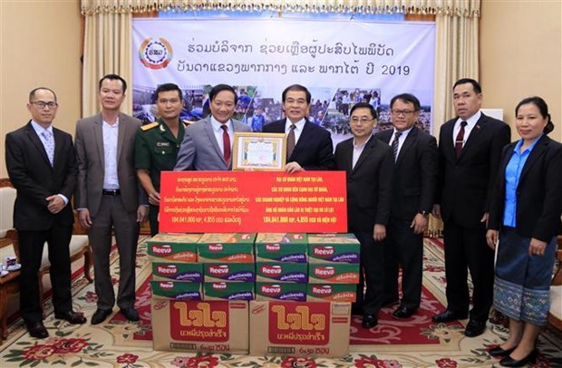Aides vietnamiennes pour les sinistrés des inondations au Laos