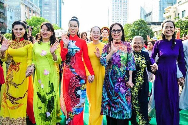 Un concours pour honorer le charme de l ao dài au Laos