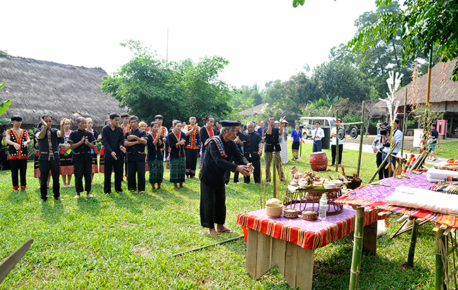 Fête d imploration des bonnes récoltes de l’ethnie Kho Mu