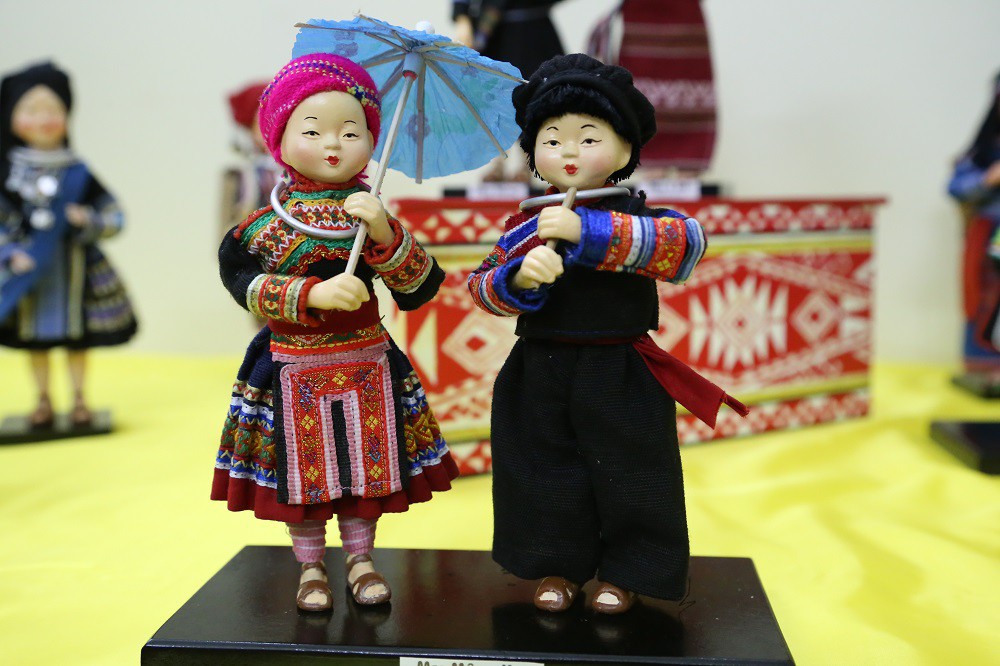 Présentation des costumes des ethnies et de l artisanat vietnamiens au Festival Dell Oriente