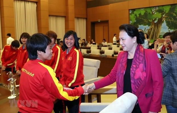 La présidente de l’Assemblée nationale rencontre des footballeuses nationales